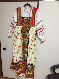 ロシア美人の民族衣装011